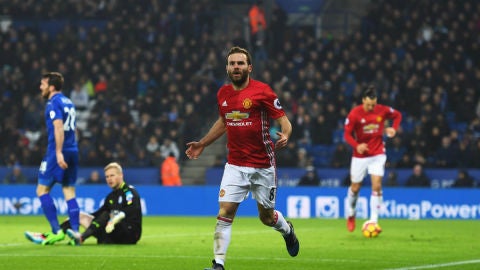 Mata celebra un gol con el United