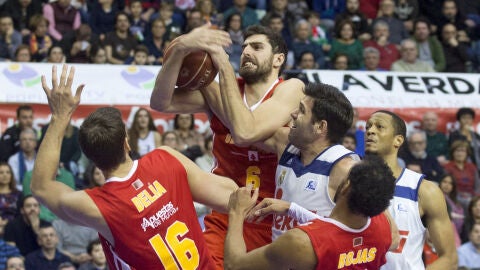 &Aacute;ngel Antelo luchando por un bal&oacute;n