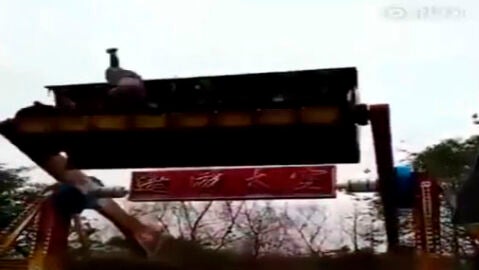 Joven sale despedida de una atraccion en China