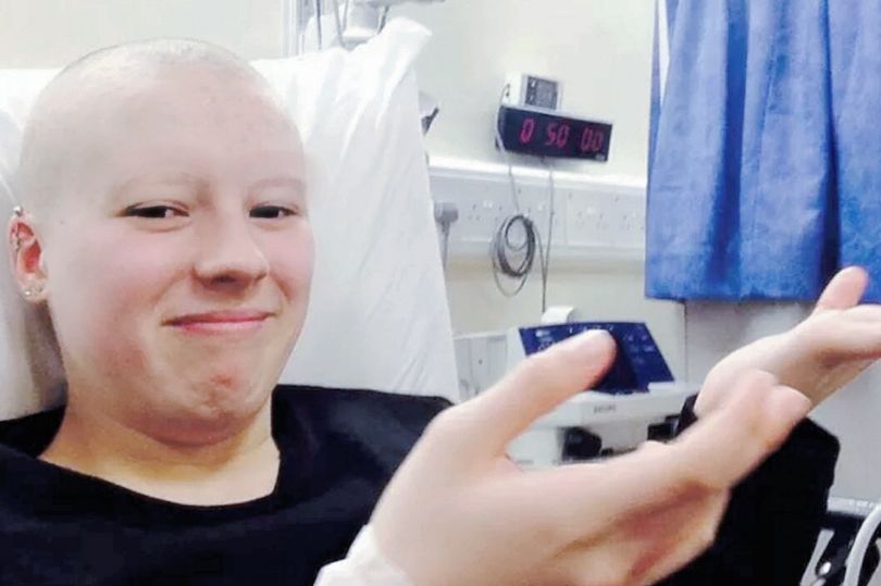 Un joven finge tener cáncer para recibir donaciones y regalos de asociaciones benéficas Un joven finge tener cáncer para recibir donaciones y regalos de asociaciones benéficas