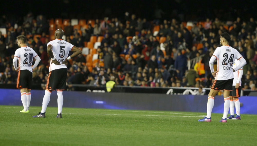 Varias jugadores del Valencia se lamentan