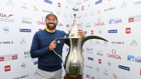 Sergio Garc&iacute;a posa con la Copa del Omega Dubai Dessert Classic