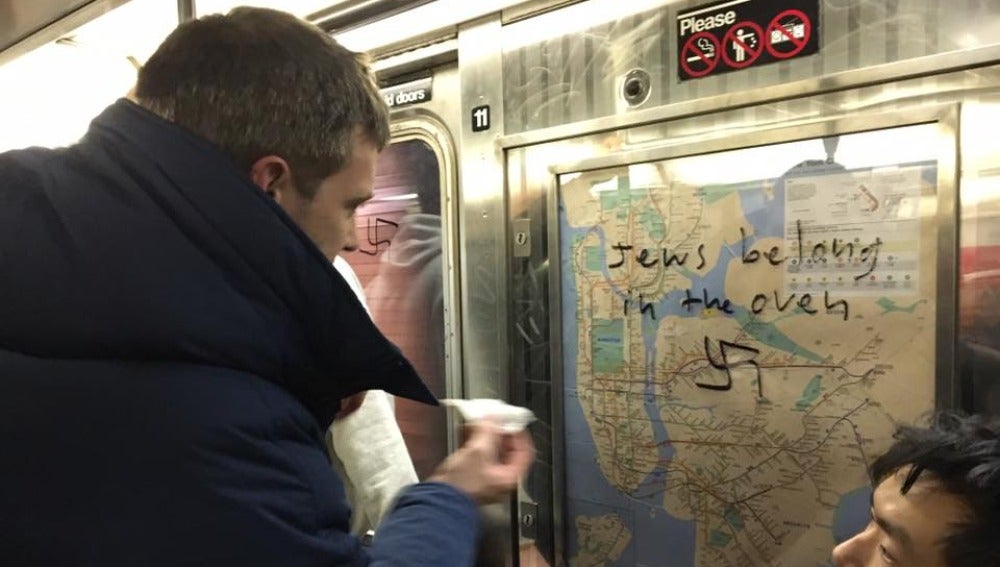 Un pasajero del metro de Nueva York elimina un mensaje de odio hacia judíos en uno de los vagones