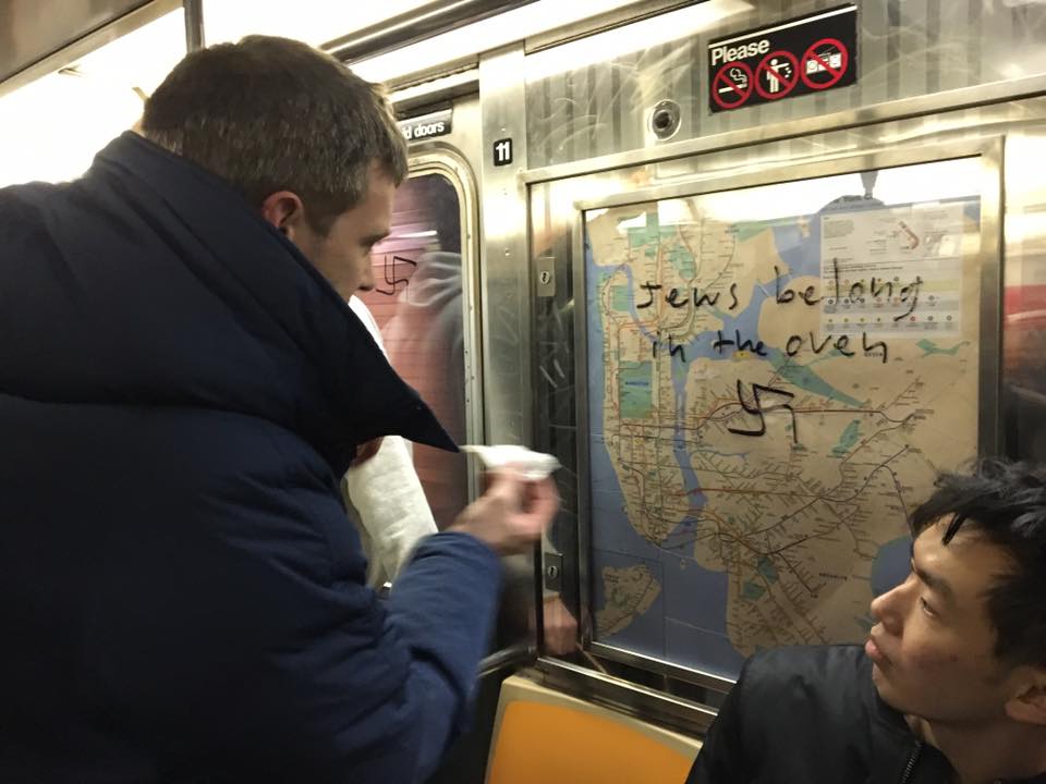 Esvásticas y mensajes de odio inundan el metro de Nueva York y los pasajeros reaccionan eliminándolos Esvásticas y mensajes de odio inundan el metro de Nueva York y los pasajeros reaccionan eliminándolos