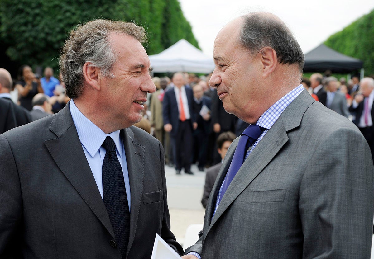 El centrista Bayrou reclama a Fillon que se retire de la carrera por la Presidencia porque "no tiene otra opción" El centrista Bayrou reclama a Fillon que se retire de la carrera por la Presidencia porque "no tiene otra opción"