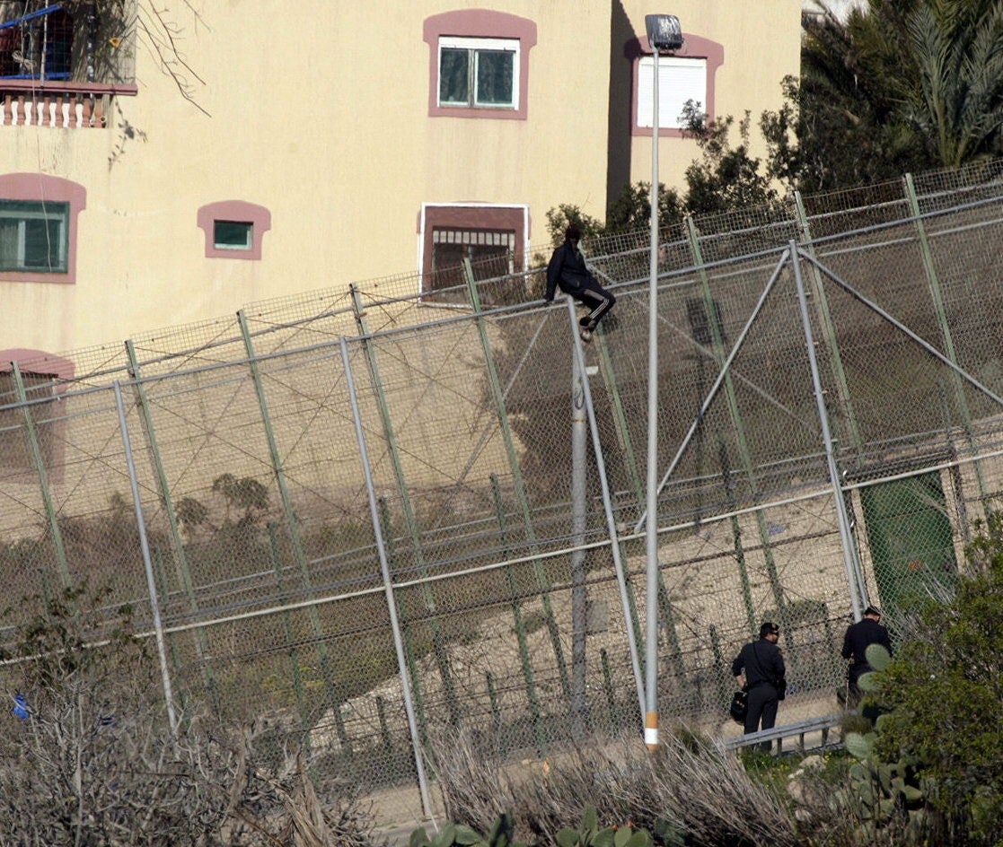 Al menos 4 inmigrantes, de un grupo de 400, logran saltar la valla en Melilla Al menos 4 inmigrantes, de un grupo de 400, logran saltar la valla en Melilla