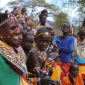 En la imagen, mujeres y niños de la tribu samburu del norte de Kenia