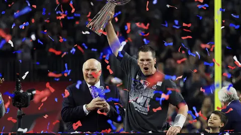 Tom Brady levanta la Super Bowl Tom Brady levanta la Super Bowl