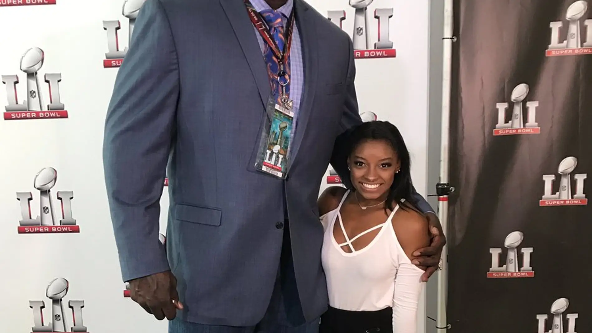 Simone Biles posa con Shaquille O'Neal durante la Super Bowl