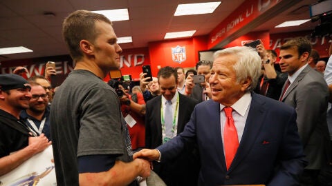 Tom Brady recibe al due&ntilde;o del equipo