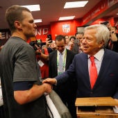 Tom Brady recibe al dueño del equipo
