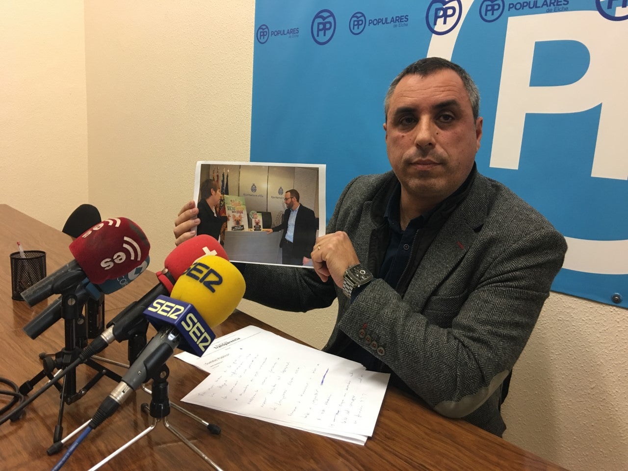 El PP dice que el presidente de los vecinos de Elche trabaja como asesor del edil de Limpieza y éste lo desmiente El PP dice que el presidente de los vecinos de Elche trabaja como asesor del edil de Limpieza y éste lo desmiente