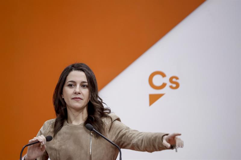 Arrimadas pide que Puigdemont busque soluciones para los catalanes en vez de "escenificar cosas sin futuro" Arrimadas pide que Puigdemont busque soluciones para los catalanes en vez de "escenificar cosas sin futuro"