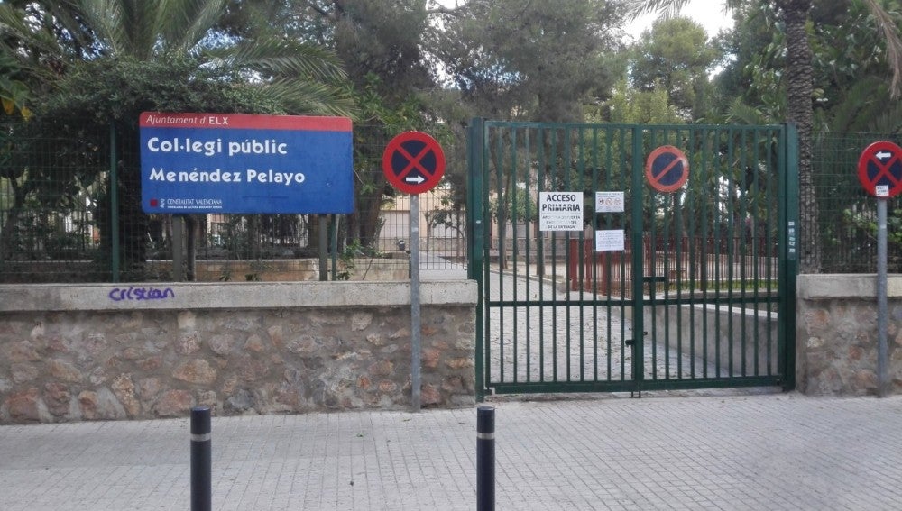 Acceso principal al colegio Menéndez Pelayo de Elche.