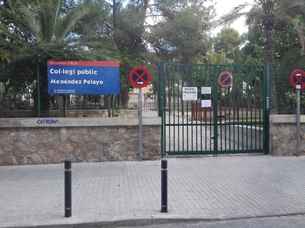 Una veintena de niños de tres y cuatro años son atendidos en Elche tras tener contacto con la procesionaria en el patio Una veintena de niños de tres y cuatro años son atendidos en Elche tras tener contacto con la procesionaria en el patio