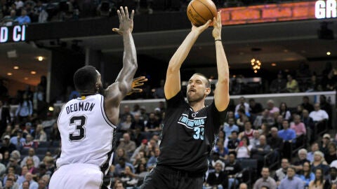 Marc Gasol lanza a canasta ante Dedmon