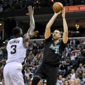 Marc Gasol lanza a canasta ante Dedmon