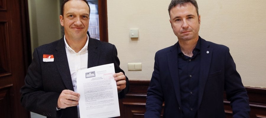Miguel Ángel Esteban, representante del Observatorio de Justicia y Defensa Animal, y Guillermo Díaz, diputado de Ciudadanos Miguel Ángel Esteban, representante del Observatorio de Justicia y Defensa Animal, y Guillermo Díaz, diputado de Ciudadanos