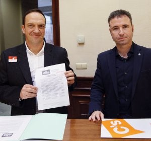 Miguel Ángel Esteban, representante del Observatorio de Justicia y Defensa Animal, y Guillermo Díaz, diputado de Ciudadanos Miguel Ángel Esteban, representante del Observatorio de Justicia y Defensa Animal, y Guillermo Díaz, diputado de Ciudadanos