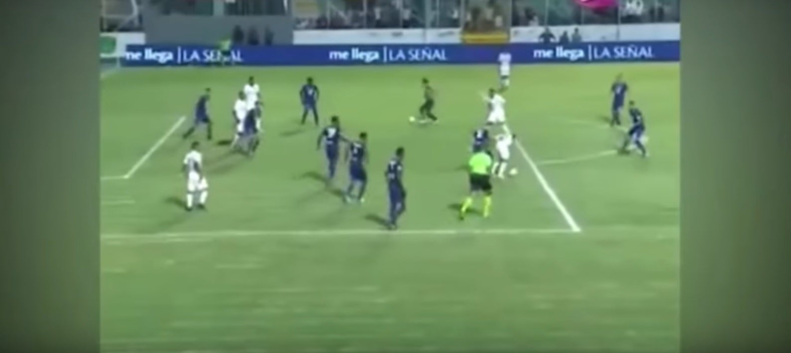 Un aficionado salta al campo en pleno partido, marca en el descuento... ¡y el gol sube al marcador! Un aficionado salta al campo en pleno partido, marca en el descuento... ¡y el gol sube al marcador!