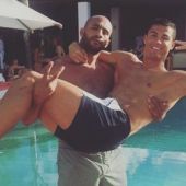 Badr Hari, luchador marroquí, coge en brazos a Cristiano Ronaldo