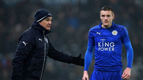 Ranieri da instrucciones a Vardy en la banda