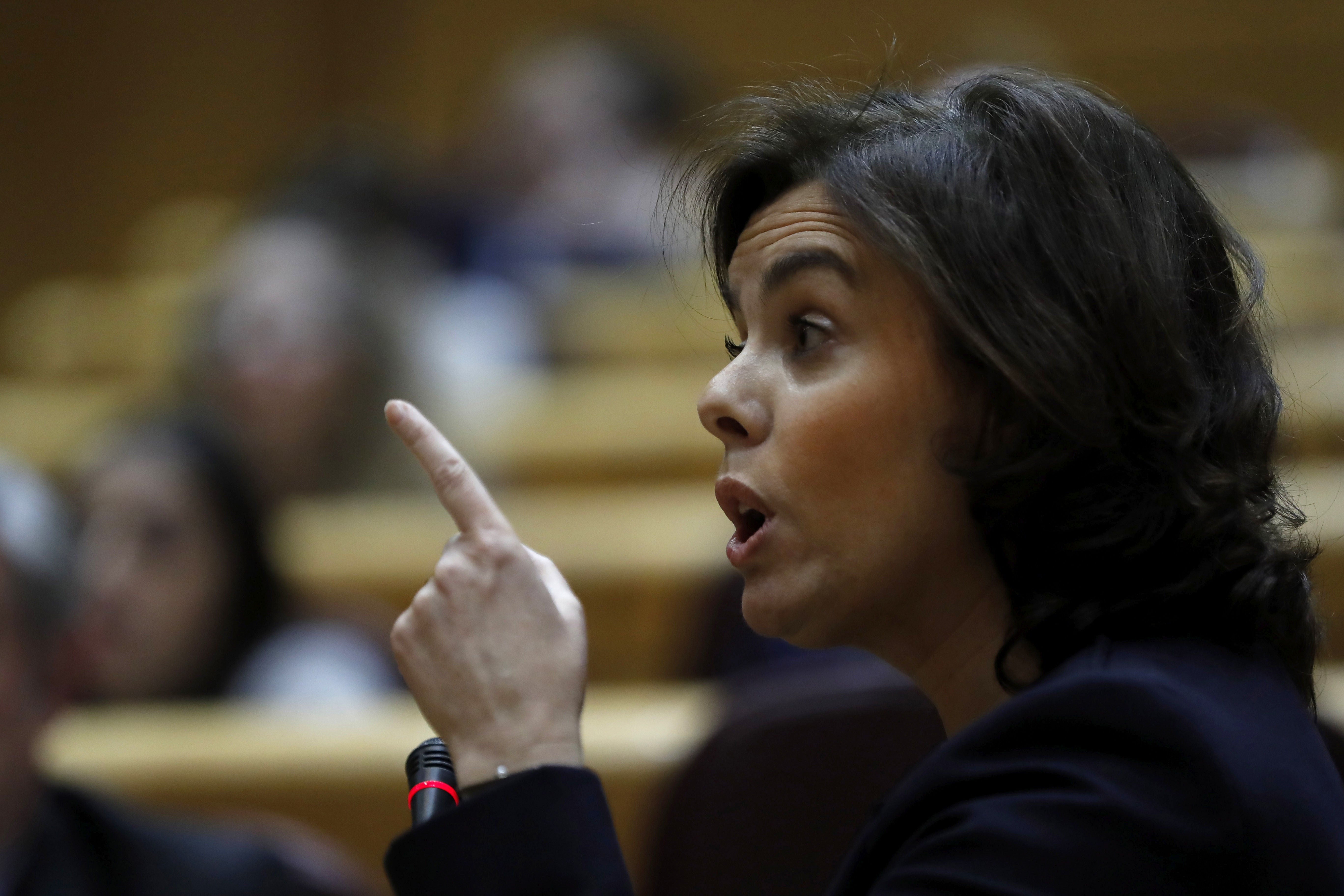 Saénz de Santamaría avisa a Colau de que no puede poner en riesgo a los funcionarios Saénz de Santamaría avisa a Colau de que no puede poner en riesgo a los funcionarios