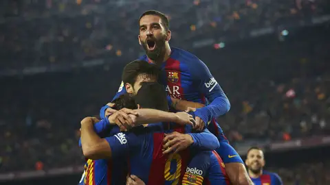 El Barça hace piña tras el gol de Suárez El Barça hace piña tras el gol de Suárez