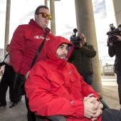 Andrés Martínez, el joven agredido, en silla de ruedas a las puertas del Juzgado de Instrucción 