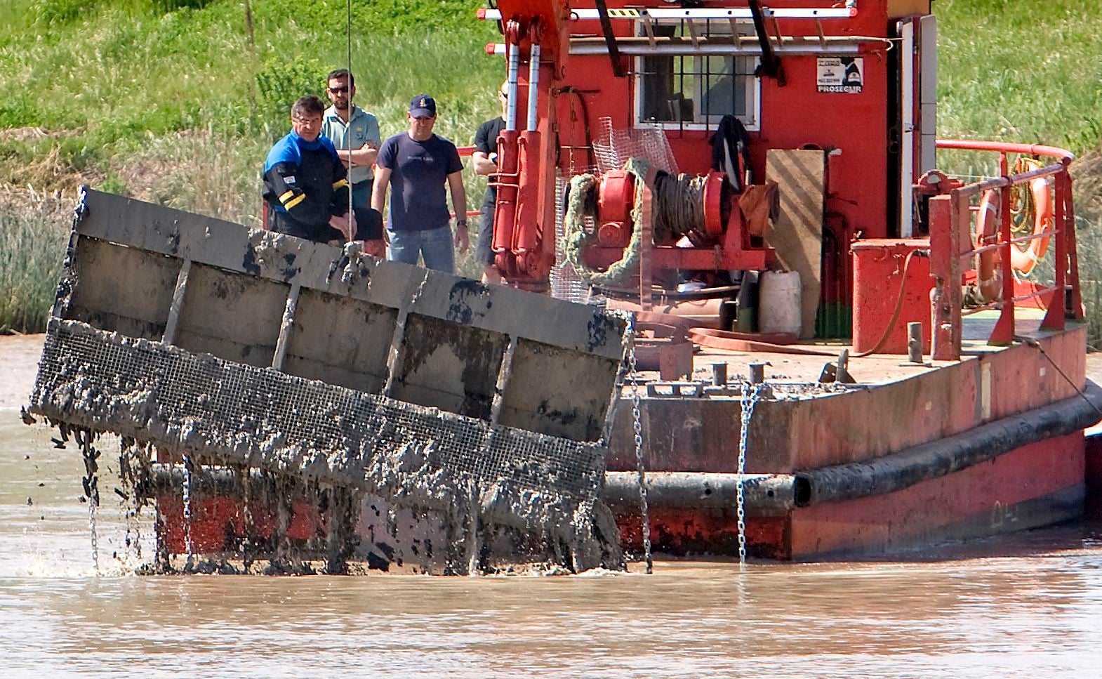 La Armada pospone al viernes la búsqueda de Marta del Castillo por "cuestiones logísticas" La Armada pospone al viernes la búsqueda de Marta del Castillo por "cuestiones logísticas"