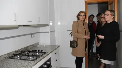 La consellera, Mª José Salvador, acompañada por la alcaldesa de Borriana, Mª José Safont, ha conocido la reforma realizada. VIVIENDAS BORRIANA
