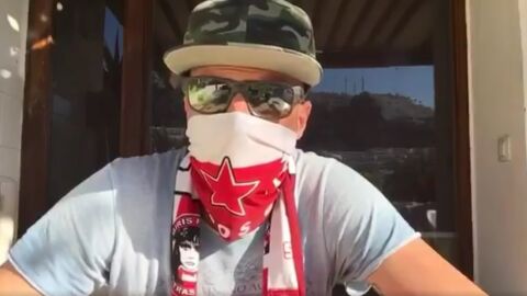 Aficionado sevillista protesta contra los Biris