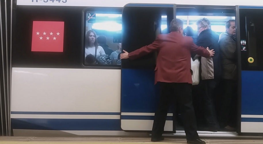 Mesa de redacción: ¿Hay empujadores o no en el metro de Madrid? Mesa de redacción: ¿Hay empujadores o no en el metro de Madrid?