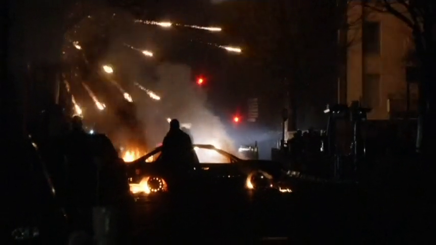 Disturbios en la periferia de París tras la denuncia de maltrato policial y violación a un joven negro Disturbios en la periferia de París tras la denuncia de maltrato policial y violación a un joven negro