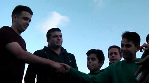 Jugadores disculp&aacute;ndose con el &aacute;rbitro