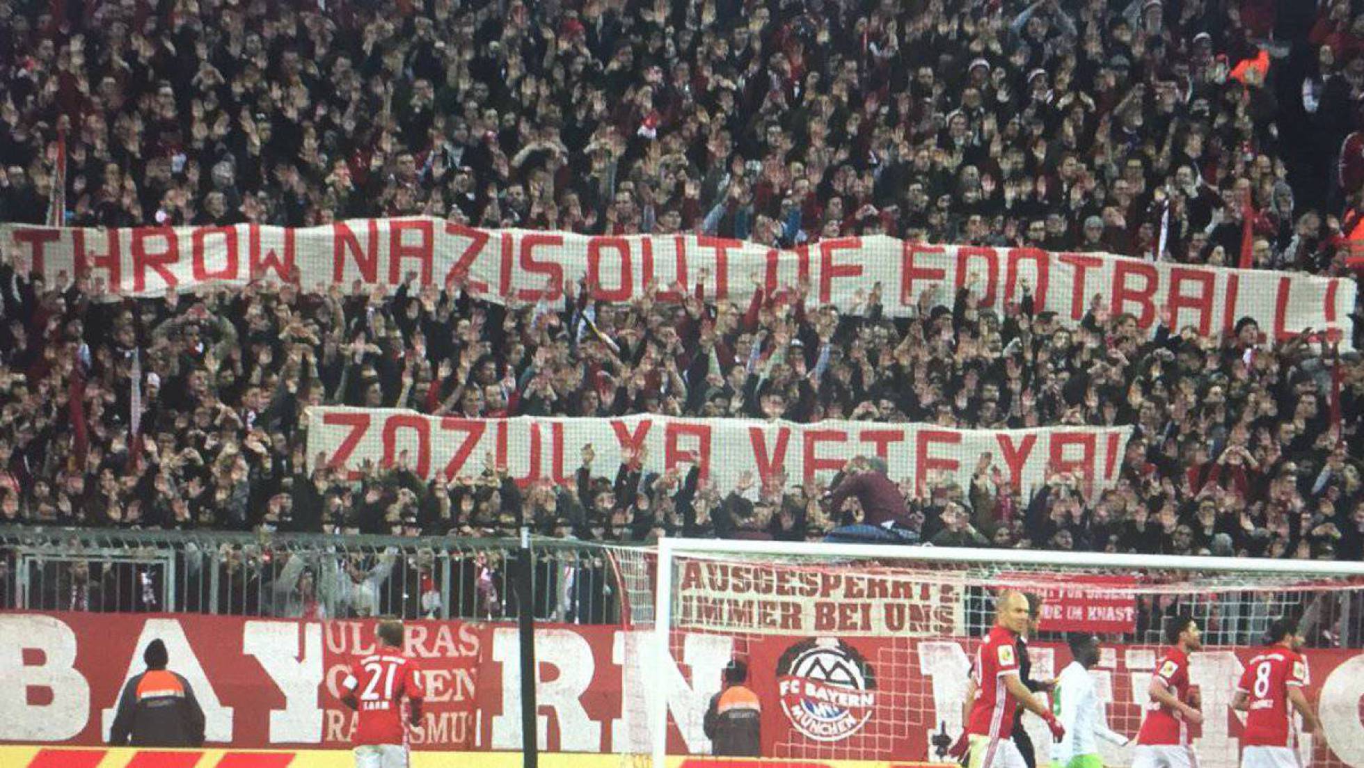 La afición del Bayern de Múnich muestra una pancarta en contra de Zozulya: "Fuera nazis del fútbol. Zozulya vete ya" La afición del Bayern de Múnich muestra una pancarta en contra de Zozulya: "Fuera nazis del fútbol. Zozulya vete ya"