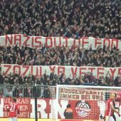 Pancarta desplegada en el Allianz Arena en contra de Zozulya
