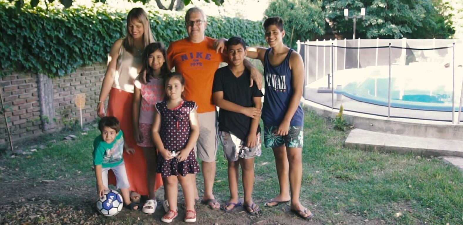 Una pareja viaja para adoptar a un niño de 12 años y acaba adoptando también a sus cuatro hermanos Una pareja viaja para adoptar a un niño de 12 años y acaba adoptando también a sus cuatro hermanos