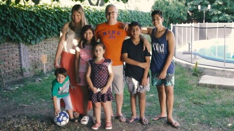 Familia Boccalon tras adoptar a cinco hermanos