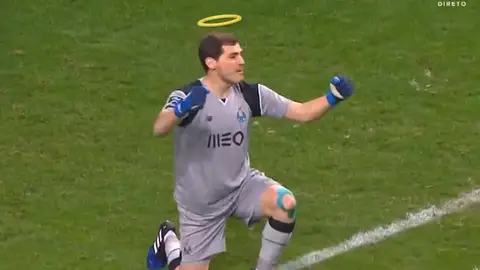 Iker Casillas con la santa corona Iker Casillas con la santa corona