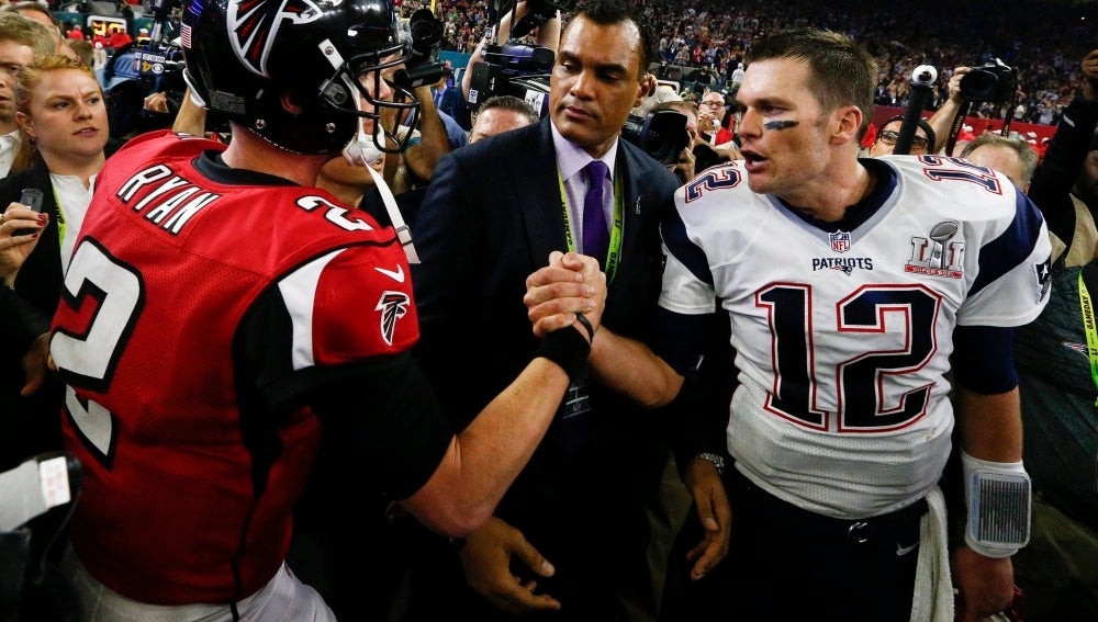 Tom Brady y Matt Ryan al final de la Super Bowl
