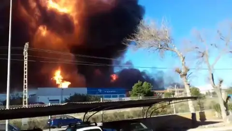 Desalojadas varias industrias tras una explosión en una empresa química de Paterna Desalojadas varias industrias tras una explosión en una empresa química de Paterna