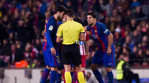Luis Su&aacute;rez protesta al colegiado