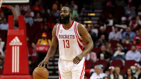 James Harden dirige el ataque de los Rockets