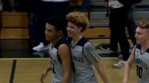 LaMelo Ball celebra junto a sus compa&ntilde;eros sus 92 puntos
