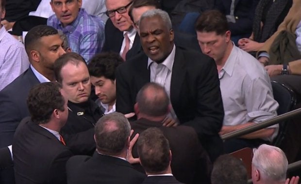 Lío en el Madison: detienen al mítico Charles Oakley por ponerse agresivo y atacar al dueño de los Knicks Lío en el Madison: detienen al mítico Charles Oakley por ponerse agresivo y atacar al dueño de los Knicks