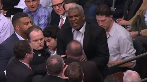 Charles Oakley agarra a un miembro de seguridad en el altercado en el Madison Charles Oakley agarra a un miembro de seguridad en el altercado en el Madison