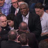 Charles Oakley agarra a un miembro de seguridad en el altercado en el Madison Charles Oakley agarra a un miembro de seguridad en el altercado en el Madison