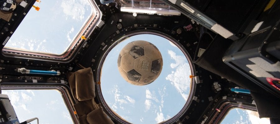 El balón orbitando en la Estación Espacial Internacional El balón orbitando en la Estación Espacial Internacional