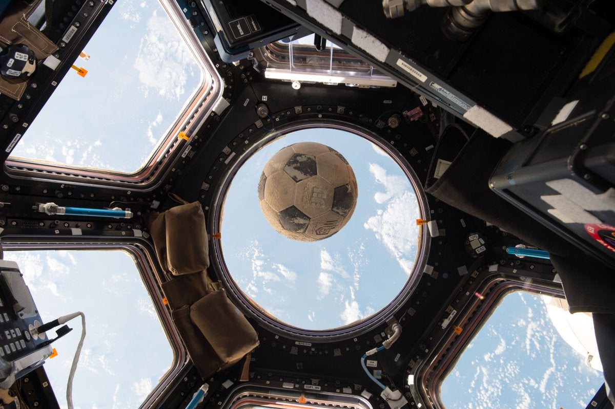 La increíble historia del balón de fútbol que orbita en la Estación Espacial Internacional La increíble historia del balón de fútbol que orbita en la Estación Espacial Internacional